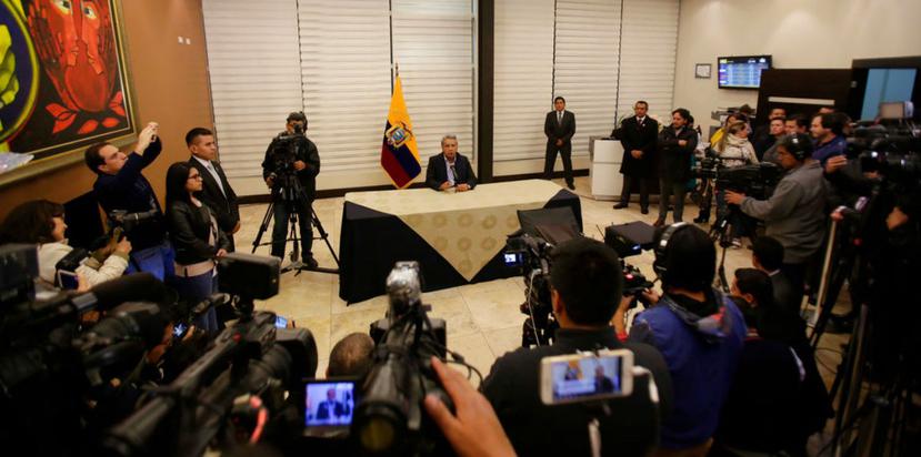 El presidente ecuatoriano Lenín Moreno habla con la prensa sobre los periodistas de El Comercio secuestrados (AP Foto/Dolores Ochoa).
