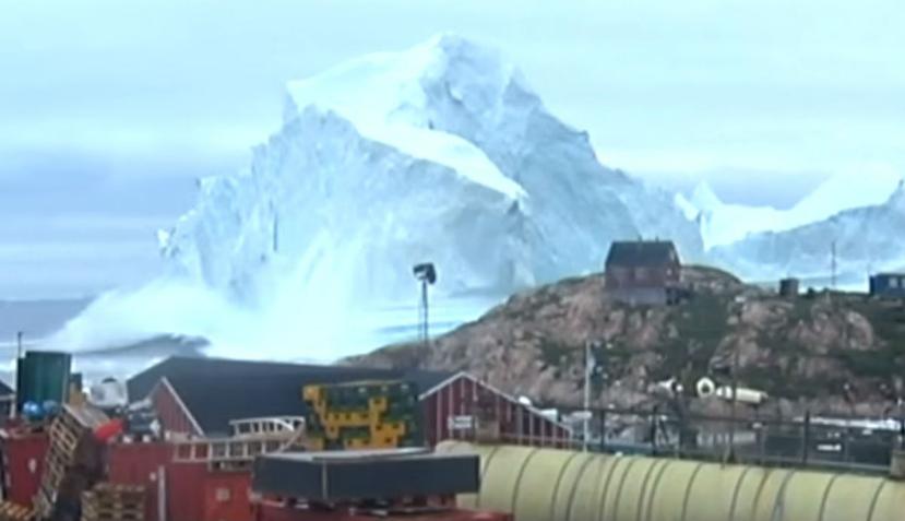 En caso de continuar los desprendimientos o un colapso total de la montaña de hielo, podría provocar enormes olas que inundarían por completo la costa (Youtube / KNR News Nutaarsiassat).