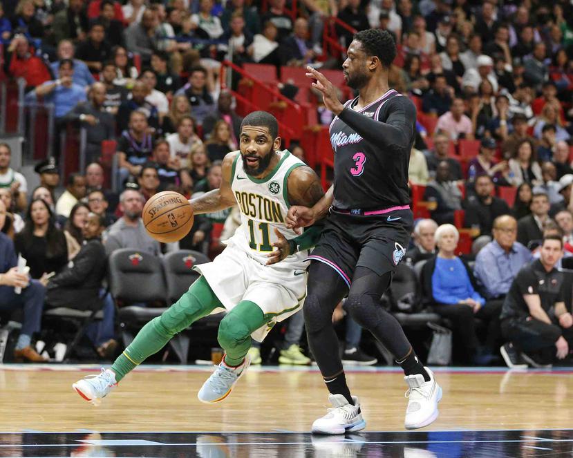 Kyrie Irving, de los Celtics, maneja el balón contra Dwyane Wade. (AP)