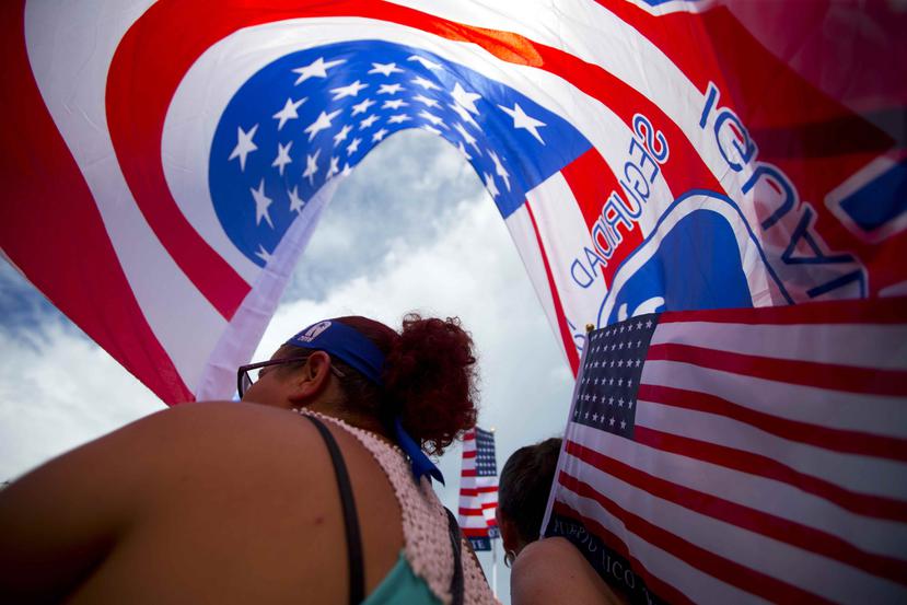 Banderas de Estados Unidos durante el cierre de campaña del Partido Nuevo Progresista.