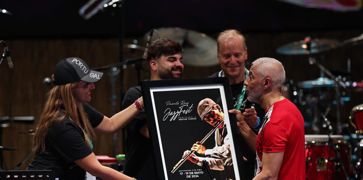 Néstor Torres se mostró muy contento al recibir el poster enmarcado que conmemoraba su reconocimiento en el Puerto Rico JazzFest.