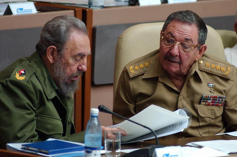 Raúl Castro, a la derecha, junto a su hermano y expresidente Fidel Castro.