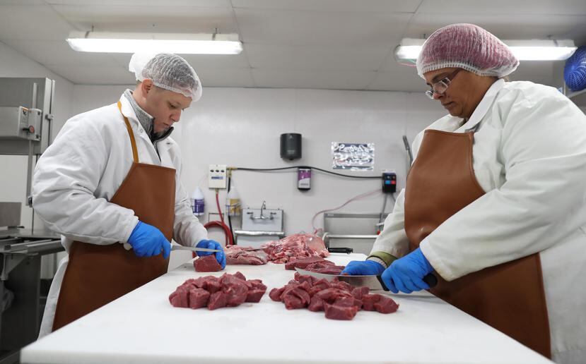 La empresa cuenta con tiendas en Santurce y en Carolina, así como una planta procesadora en este último municipio donde elaboran los cortes de carne y las empacan.