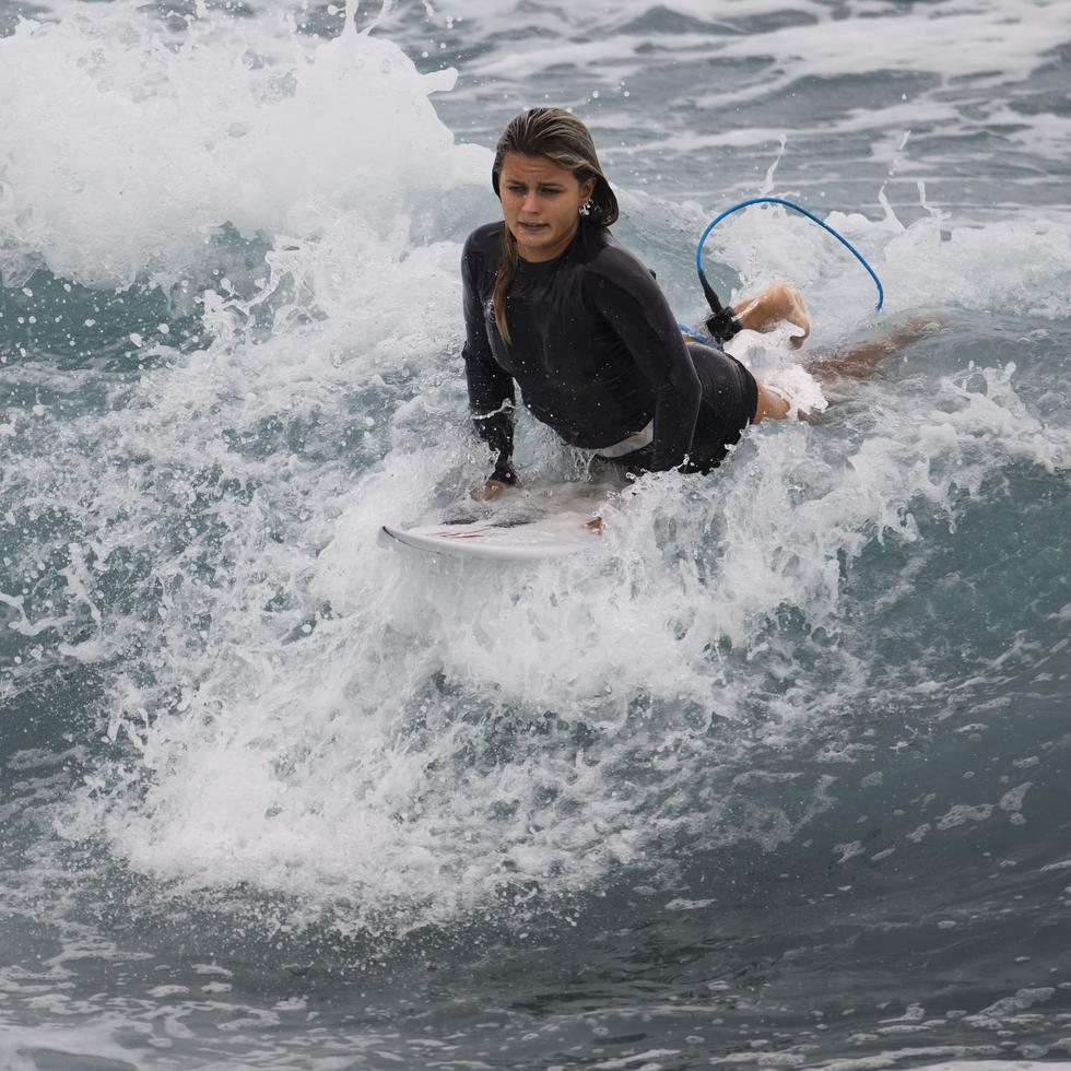 Mía Calderón, durante un entrenamiento de la Selección Nacional de surfing de Puerto Rico. 