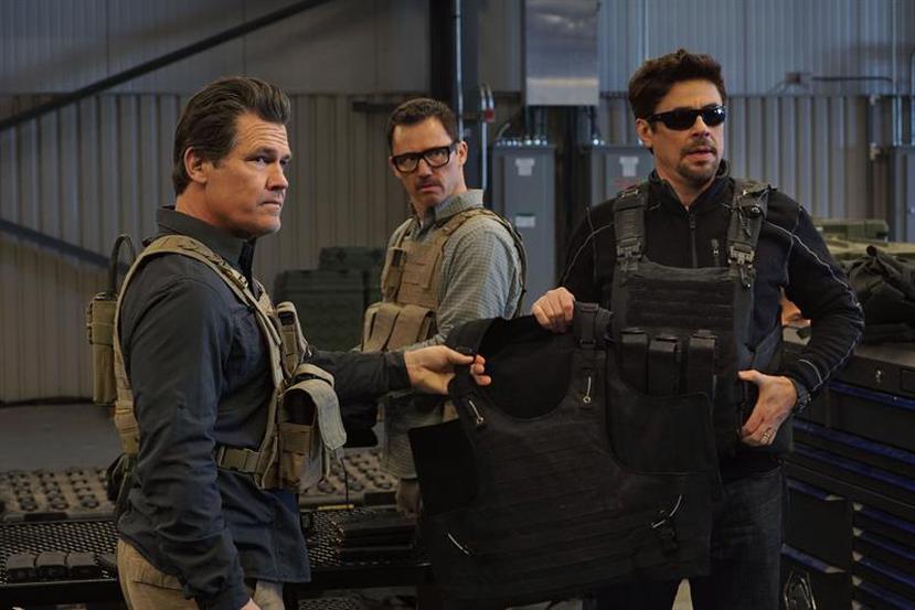 Josh Brolin (i), Jeffrey Donovan (c) y Benicio Del Toro (d) participan en la cinta del director Stefano Sollima. (EFE)