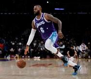 LeBron James, de los Lakers, drible el balón en el partido ante los Spurs de San Antonio, último que se jugó en la cancha de Los Ángeles bajo el nombre de Staples Center.