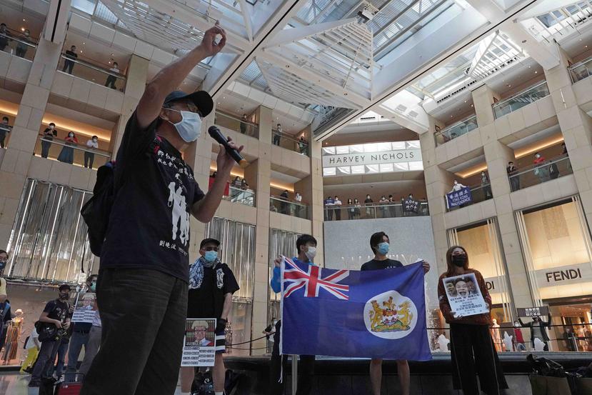Los manifestantes cantaron un himno de protesta, “Gloria a Hong Kong” y alzaron pancartas que decían “Libertad para Hong Kong, Revolución Ahora” e “Independencia de Hong Kong”.  (AP)