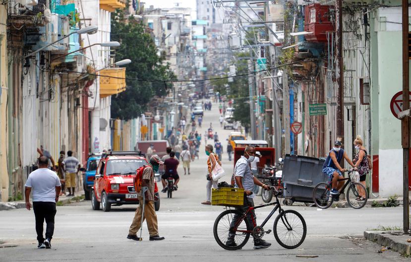 Tráfico de personas y vehículos por uno de los barrios de La Habana, Cuba. (EFE)
