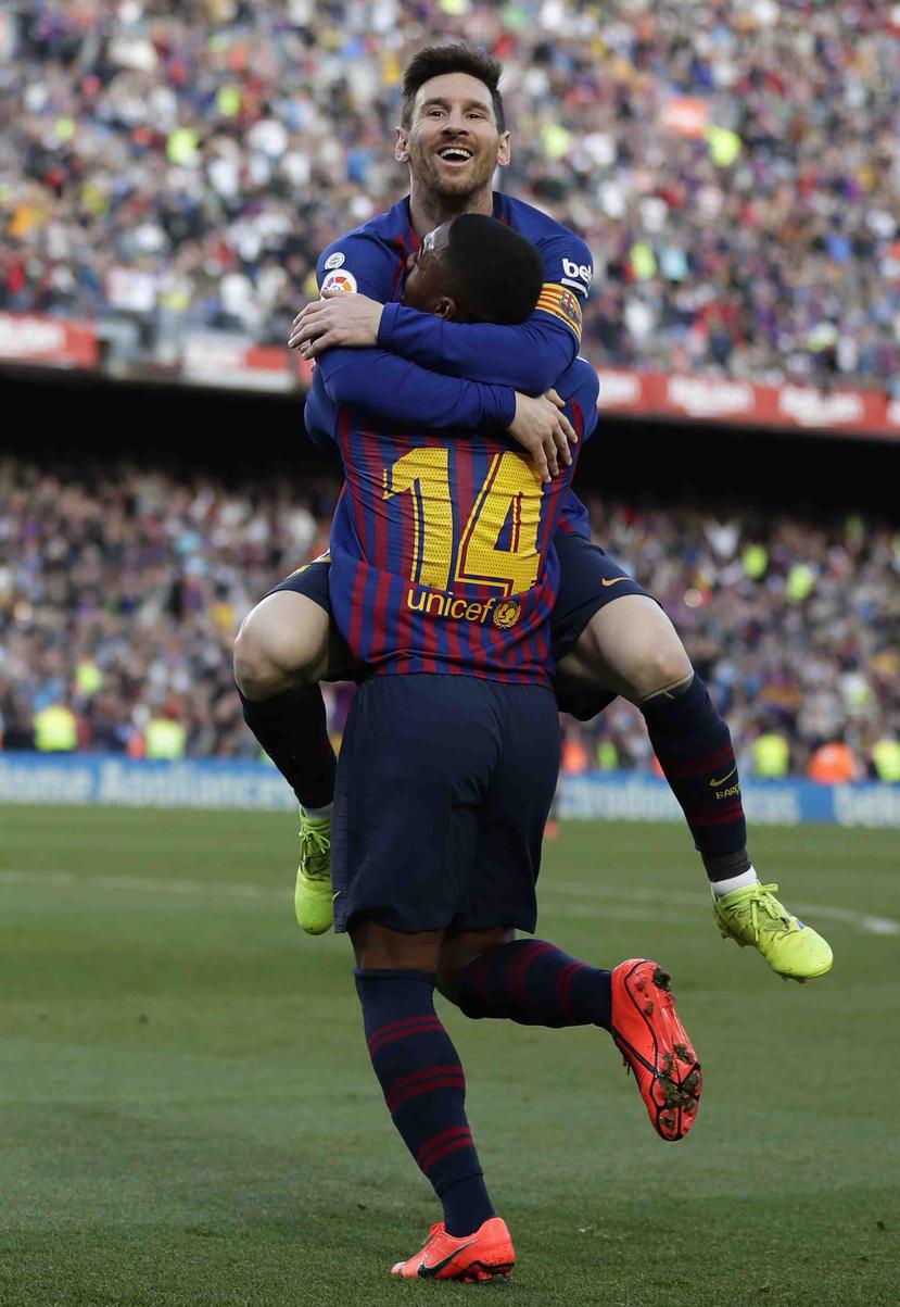 Messi celebra con Malcom su segundo gol en el partido. (AP)