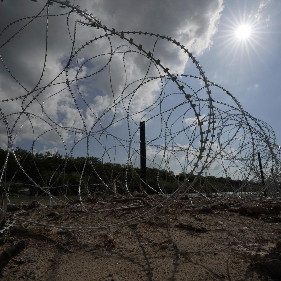 El gobernador de Texas, el republicano Greg Abbott, ordenó la colocación del alambre de espinas en un tramo de la frontera en Eagle Pass como parte de su plan de reducir el cruce de migrantes en situación irregular.
