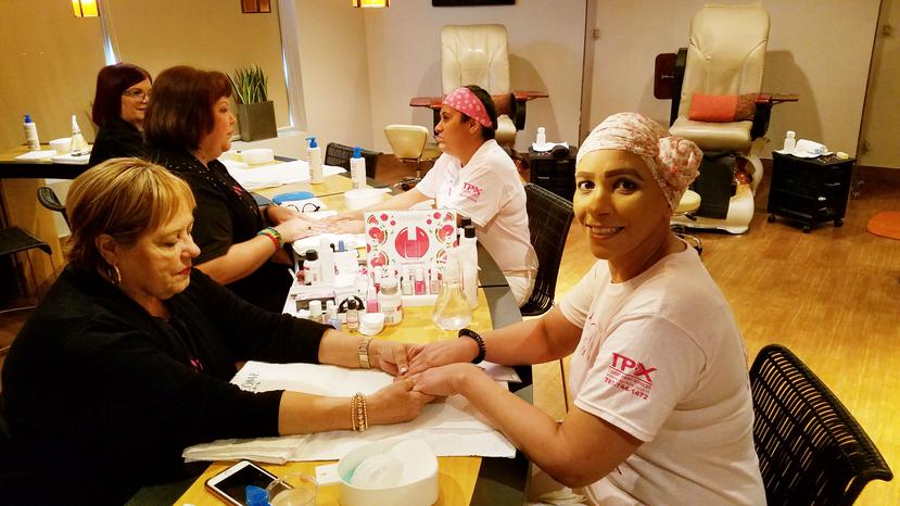 Grisell Ramos Soto, residente de San Sebastián y paciente de cáncer de ovario, disfruta de una manicura.
