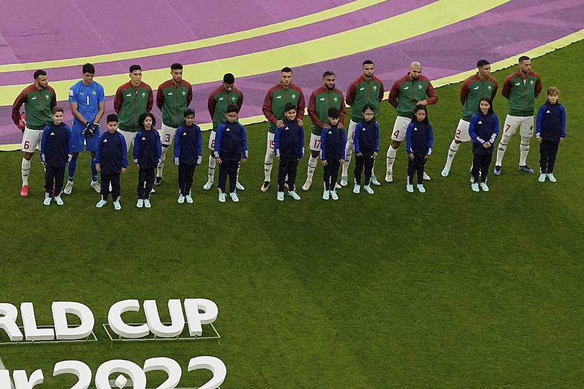 Los jugadores de Marruecos escuchan el himno antes del inicio del partido del Grupo F del Mundial que enfrentó a Bélgica y Marruecos, en el estadio Al Thumama, en Doha.