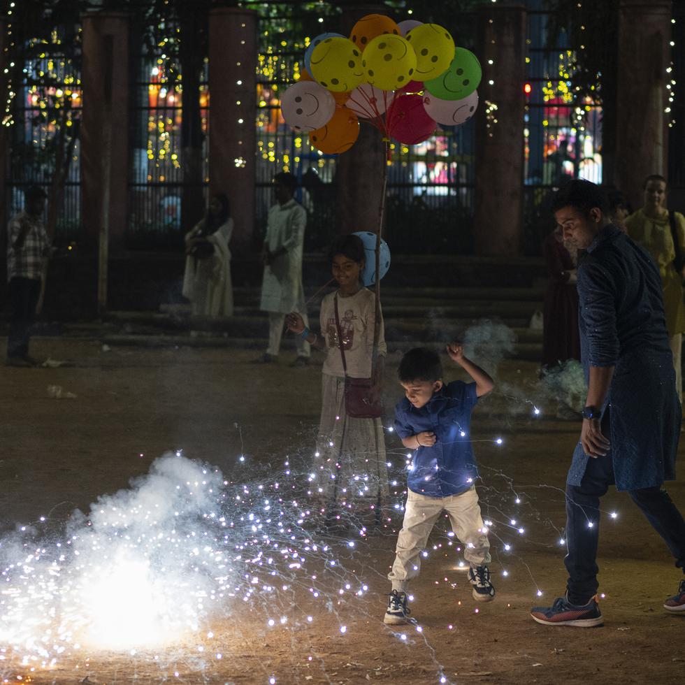 Las personas explotan petardos durante las festividades de luz en Mumbai.