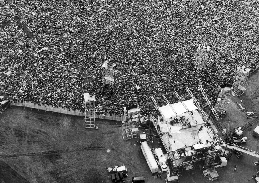 Miles de asistentes se aglomeran frente al escenario del Festival de Música y Arte de Woodstock en Bethel, Nueva York (1969). (AP)