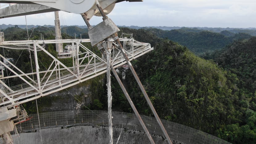 Imagen del segundo cable de soporte en el Observatorio de Arecibo que colapsó el pasado 8 de noviembre. En la imagen se aprecia el desgaste del cable.