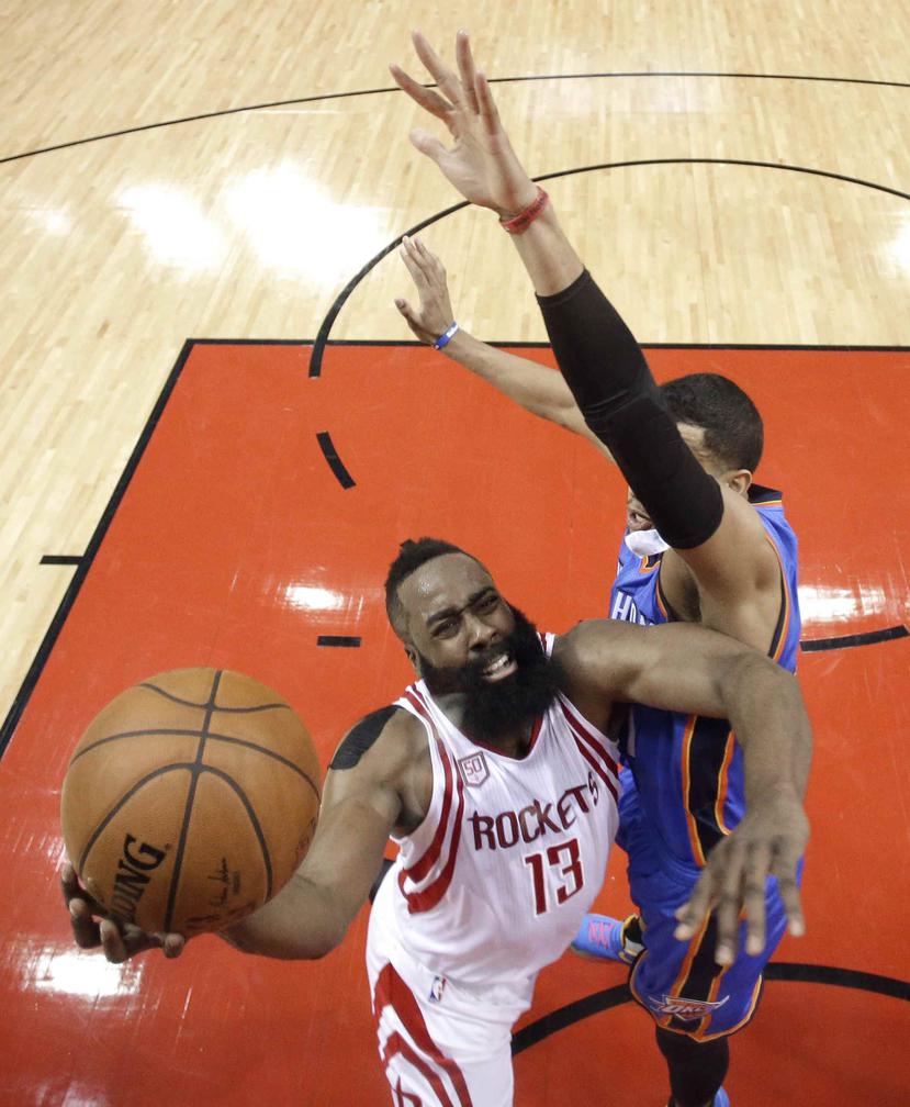 James Harden, candidato al premio de Jugador Más Valioso de la NBA, intenta anotar pese a la defensa de Andre Roberson, del Thunder de Oklahoma City. (AP / David J. Phillip)