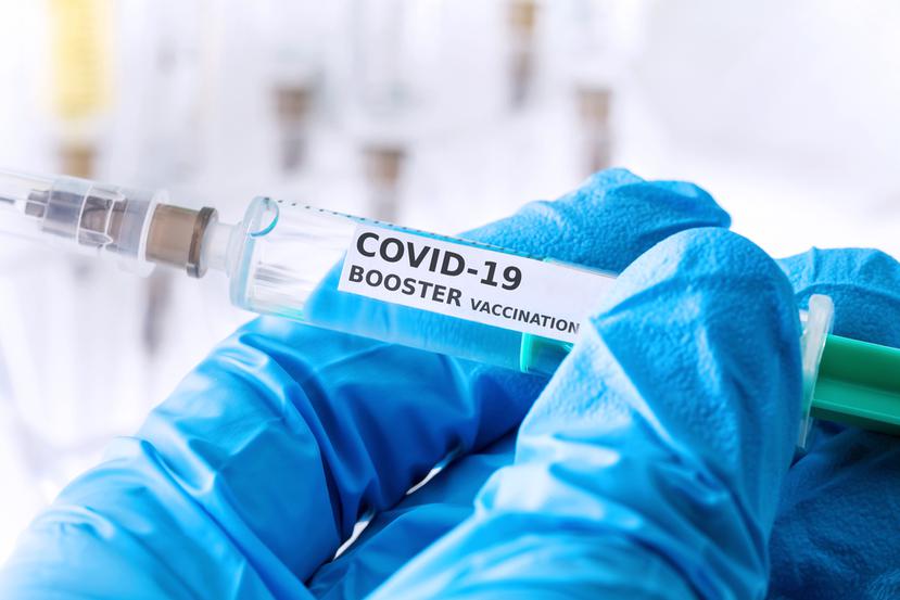 Las investigaciones apuntan a que quienes tienen un sistema inmune comprometido no desarrollan el mismo nivel de inmunidad que el resto de la población, por lo que se recomienda el refuerzo de la vacuna contra el COVID-19.