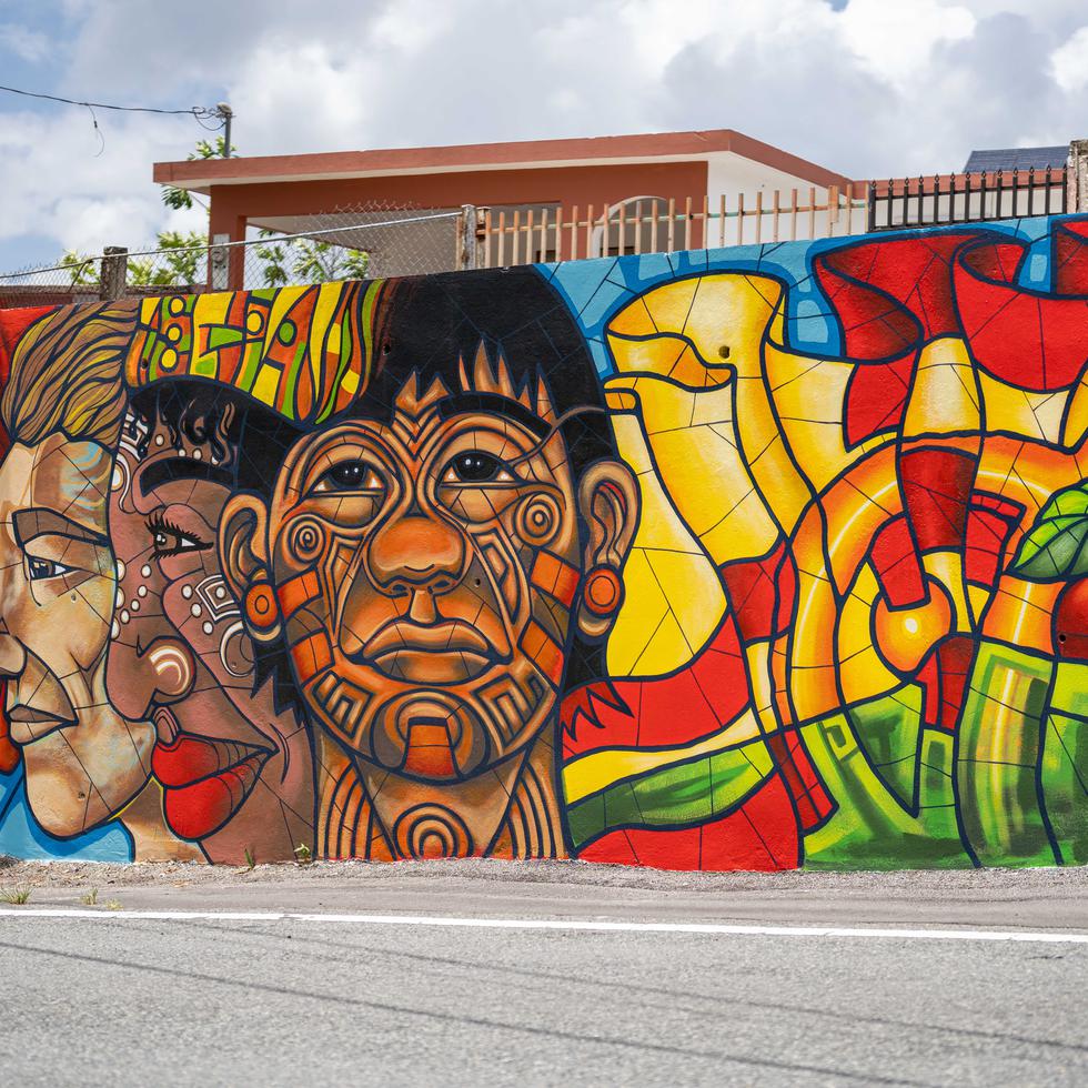 Si quieres una foto con un fondo colorido, puedes aprovechar el Mural Raíces y Cultura del artista Raymond Guadalupe, que ubica en el sector Los Orozco, del barrio Cerro Gordo. 