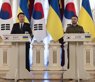 El presidente de Corea del Sur, Yoon Suk Yeol, a la izquierda, pronuncia una declaración mientras el presidente de Ucrania, Volodymyr Zelensky, escucha durante su visita sorpresa a Kiev, Ucrania.