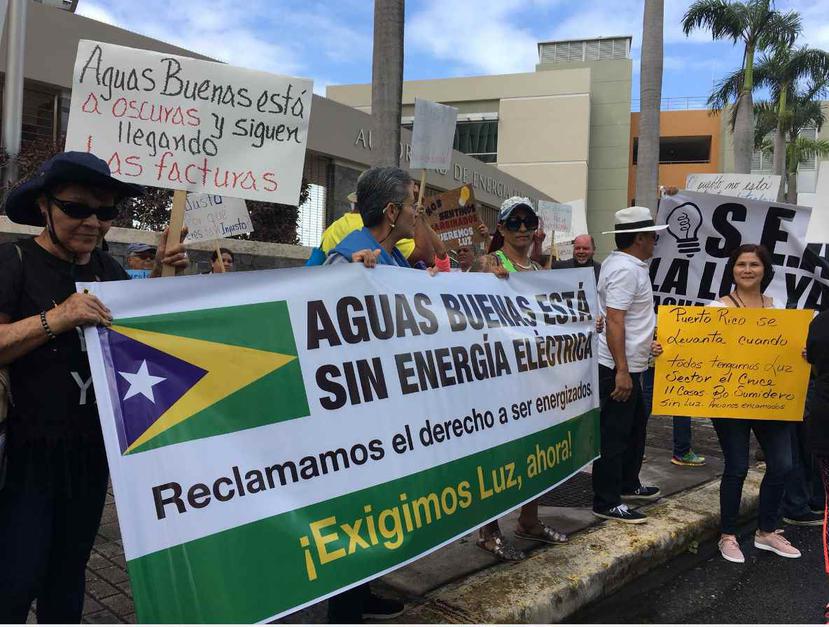 Los manifestantes cargaron pancartas que leían: “Reclamamos el derecho a ser energizados”. (Twitter / @AlexFigueroaC) 
