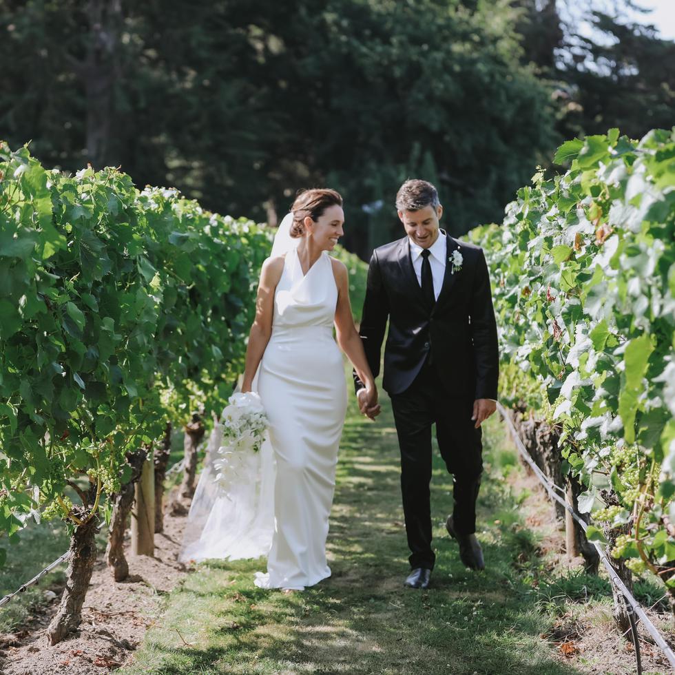 La exprimera ministra neozelandesa Jacinda Ardern se casó este sábado en Nueva Zelanda con su pareja y padre de su hija, el periodista Clarke Gayford.
