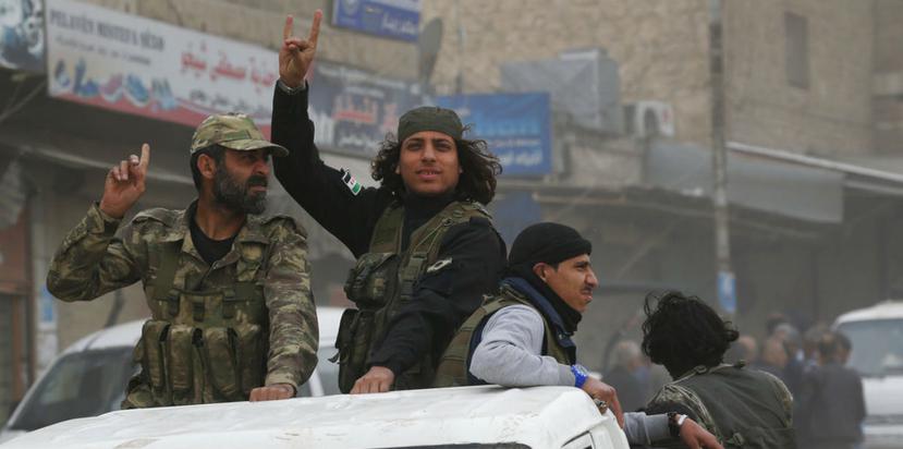 Combatientes del opositor Ejército Libre Sirio, respaldados por Turquía, patrullan la ciudad nororiental de Afrin, Siria (AP /Lefteris Pitarakis).