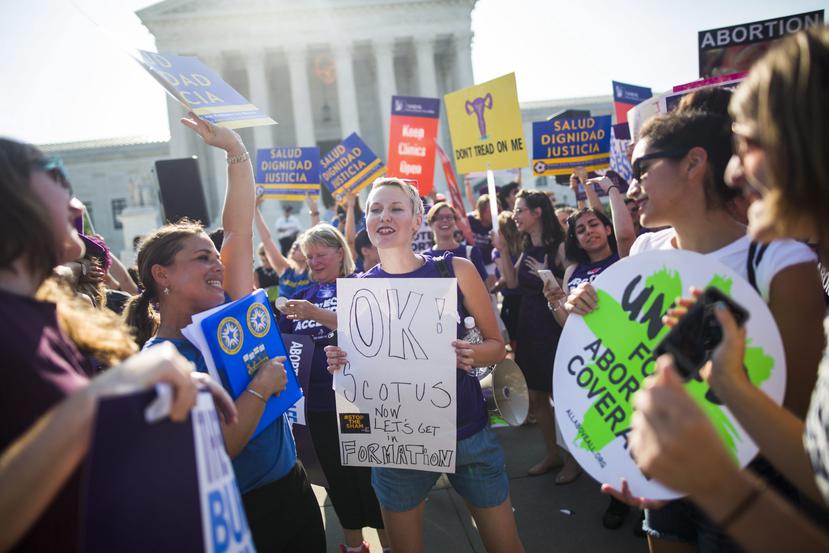 Activistas a favor del aborto se congregan a las puertas del Tribunal Supremo. (EFE)