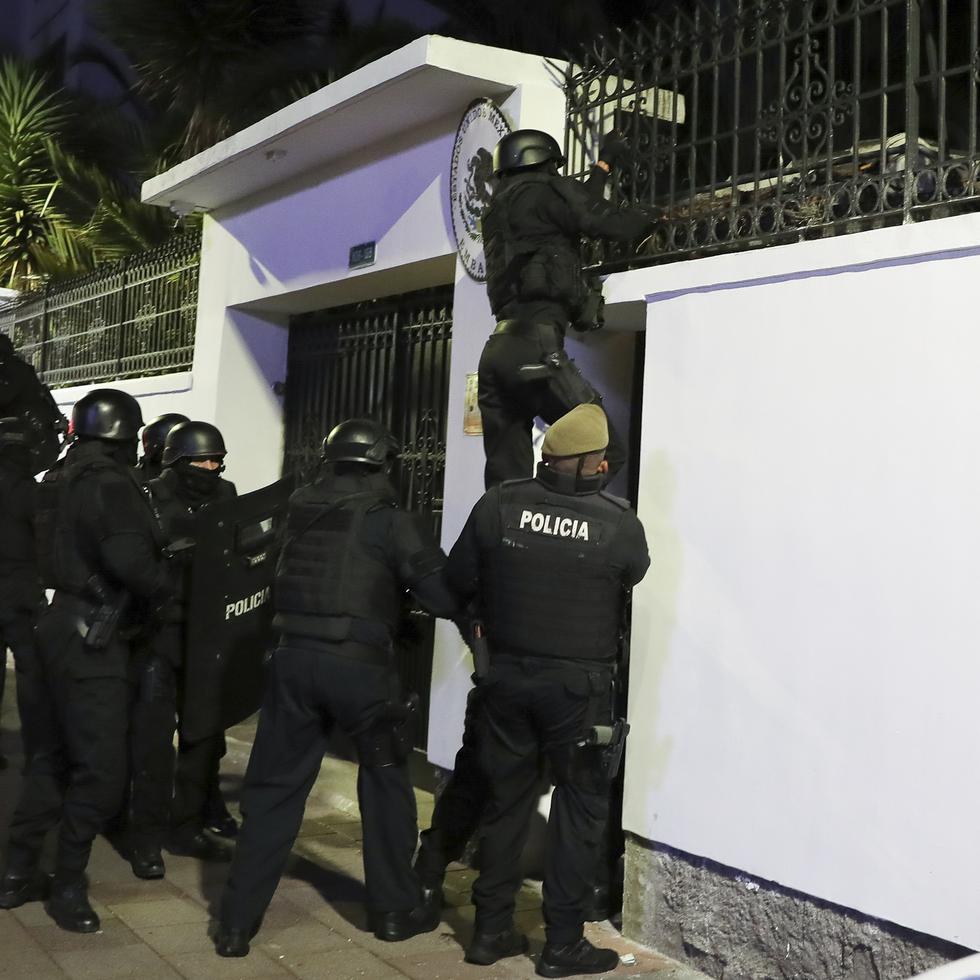 La policía ecuatoriana irrumpe en la embajada de México en Quito, Ecuador.