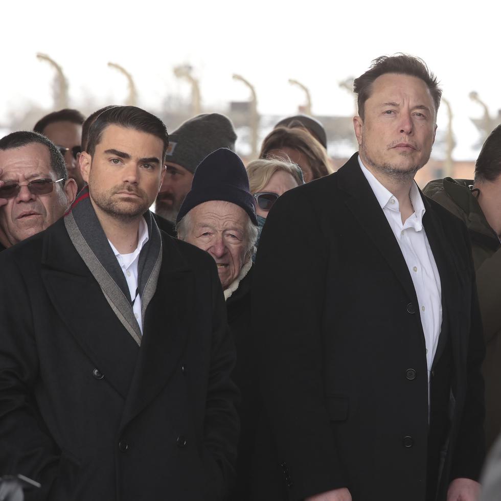 Elon Musk, al centro, en el sitio del antiguo campo de concentración Auschwitz-Birkenau en Polonia el 22 de enero de 2024.