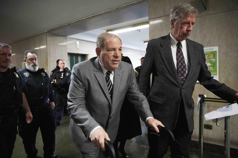 Harvey Weinstein, centro, llega a la corte penal de Manhattan para un día de testimonios en su juicio por abuso sexual y violación el 31 de enero de 2020 en Nueva York. (Foto AP/Mark Lennihan)