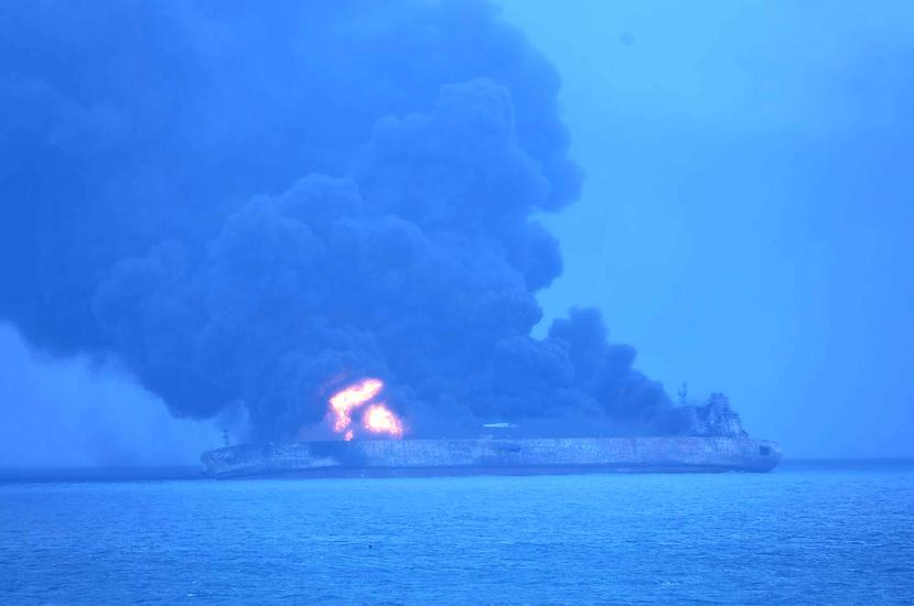 El Sanchi transportaba 136,000 toneladas métricas (casi un millón de barriles) de condensado, un tipo de petróleo ultraligero, según las autoridades chinas. (The Associated Press)