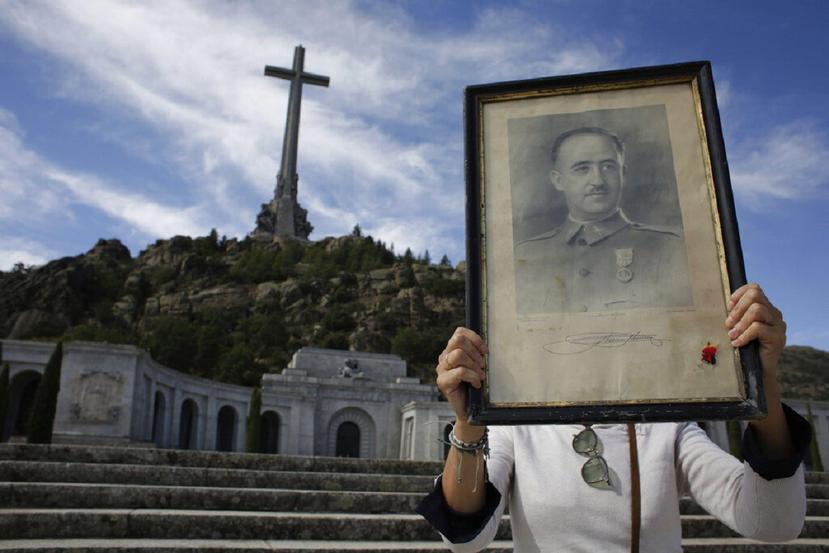 Una persona sostiene un cuadro con la foto de Francisco Franco, en el Valle de los Caídos. (AP)