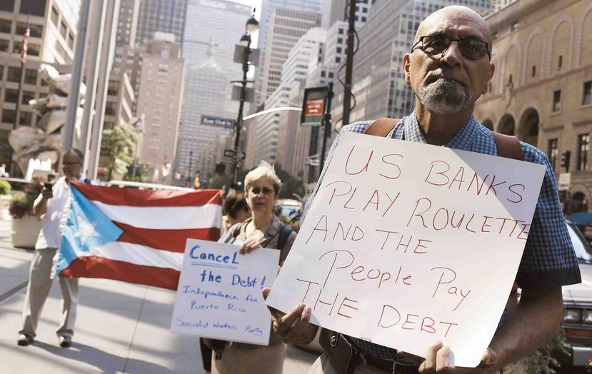 Un grupo de Puertorriqueños protestando en una reunión del gobierno de Puerto Rico en Nueva York. (GFRMedia)