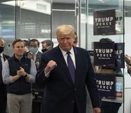 El presidente Donald Trump llega a la sede de su campaña en Arlington, Virginia.