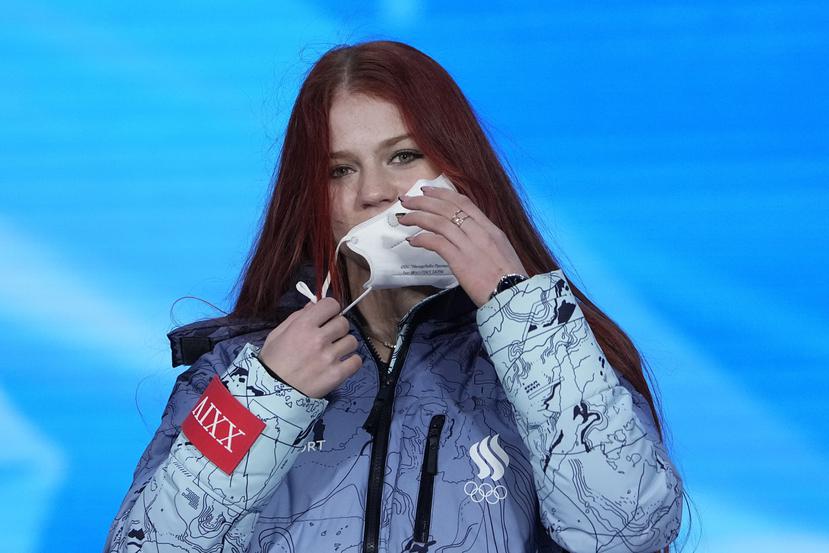 La medallista de plata del patinaje artístico, la rusa Alexandra Trusova, se remueve su mascarilla durante la ceremonia de premiación. Esta expresó su frustración luego de la final.