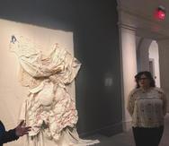 Taína Caragol, curadora de la exposición, y la artista Elsa María Meléndez, derecha, con su obra “Leche", en la Galería de Retratos de Washington D.C.