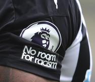 En esta foto del domingo 20 de septiembre de 2020, Callum Wison, jugador de Newcastle, exhibe un parche contra al racismo en el fútbol.