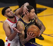 El alero de Lakers, Kyle Kuzma, a la derecha, intenta anotar mientras el alero de los Rockets, Anthony Lamb, defiende durante la segunda mitad de un juego de baloncesto de la NBA el miércoles 12 de mayo de 2021 en Los Ángeles.