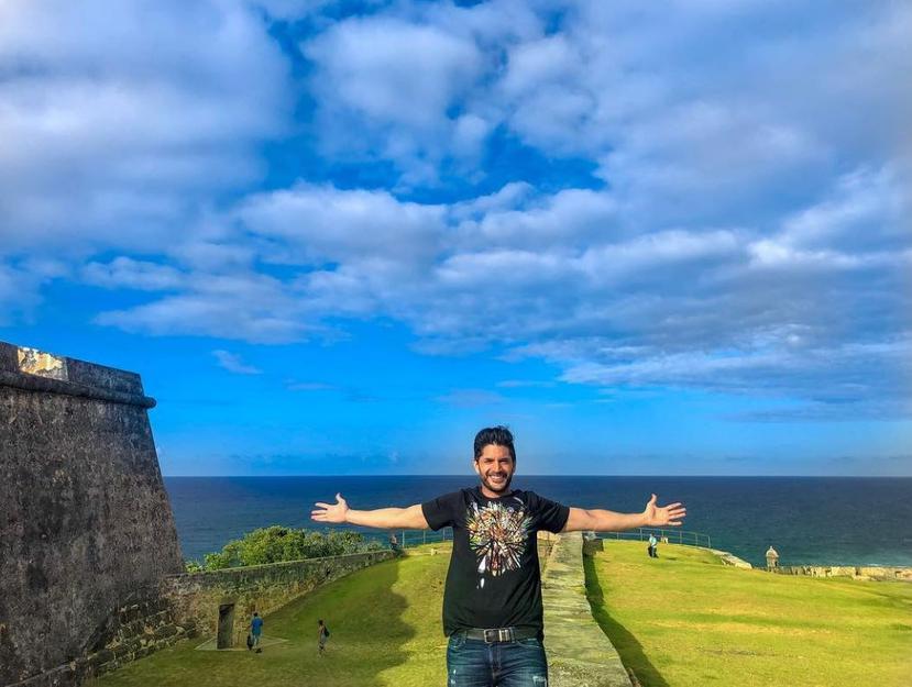 El actor posa sonriente desde el Morro en el Viejo San Juan. (Captura/Instagram)