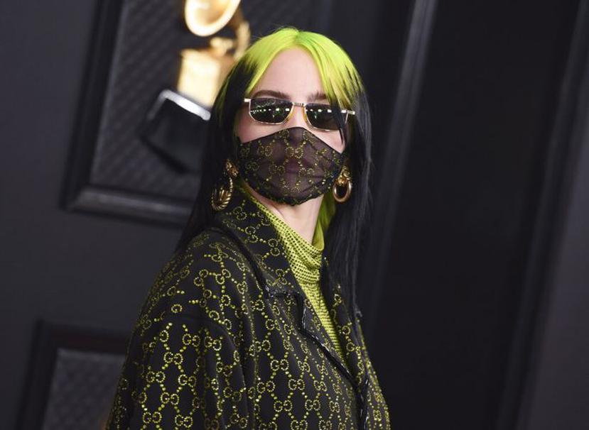 La cantante Billie Eilish luce un conjunto Gucci, incluyendo mascarilla, durante la más reciente edición de los Grammy. (Foto: AP)