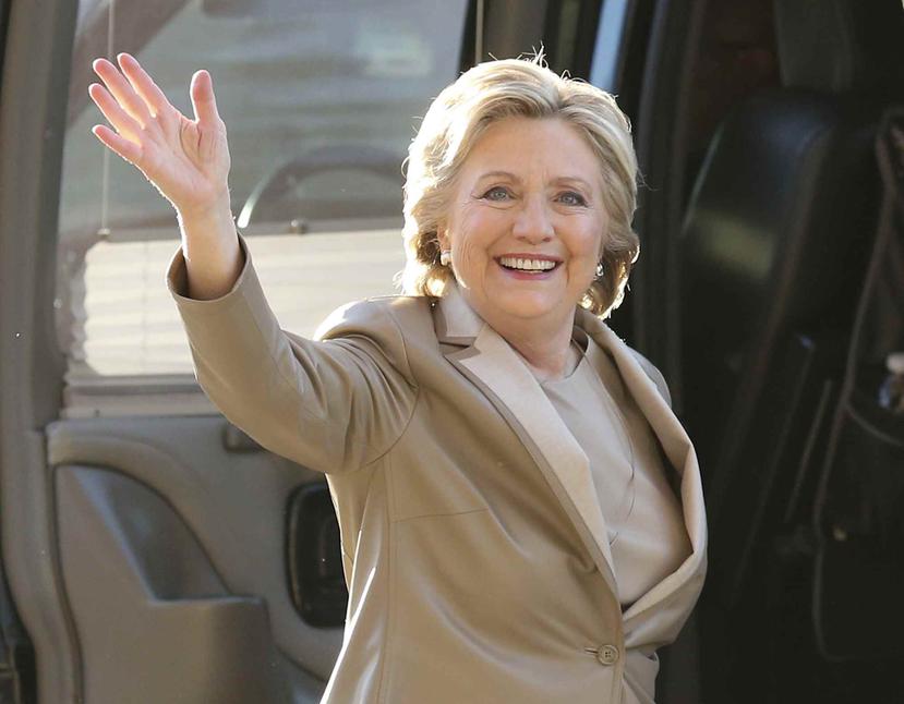 La revista Vanity Fair le recomendó a Clinton que empiece a tejer, que haga trabajos como voluntaria o que comience cualquier afición que la distraiga para no volver a presentarse a la presidencia. (AP)