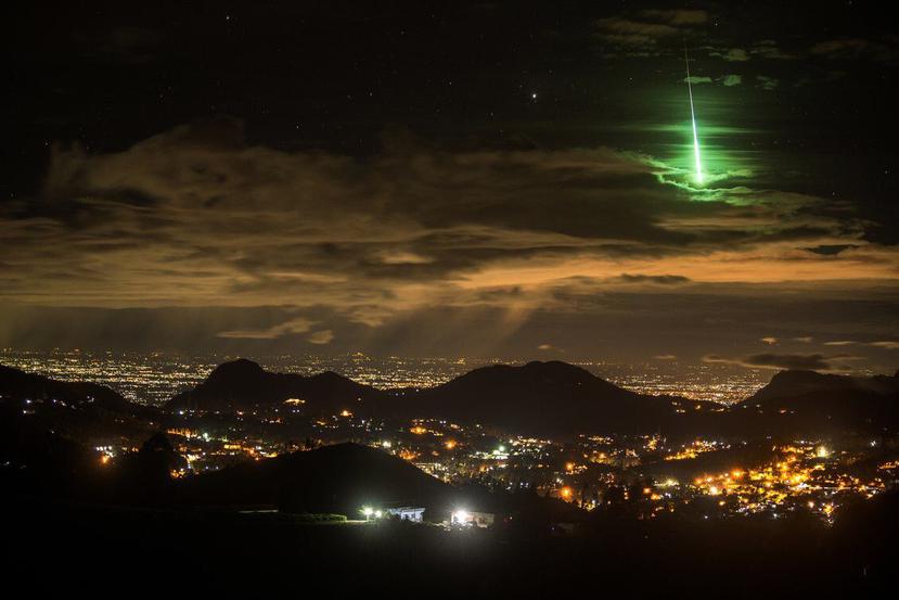 Los meteoros de color verde, como este captado en India, han sido fotografiados varias veces en Puerto Rico. (Prasenjeet Yadav / @chematierra )