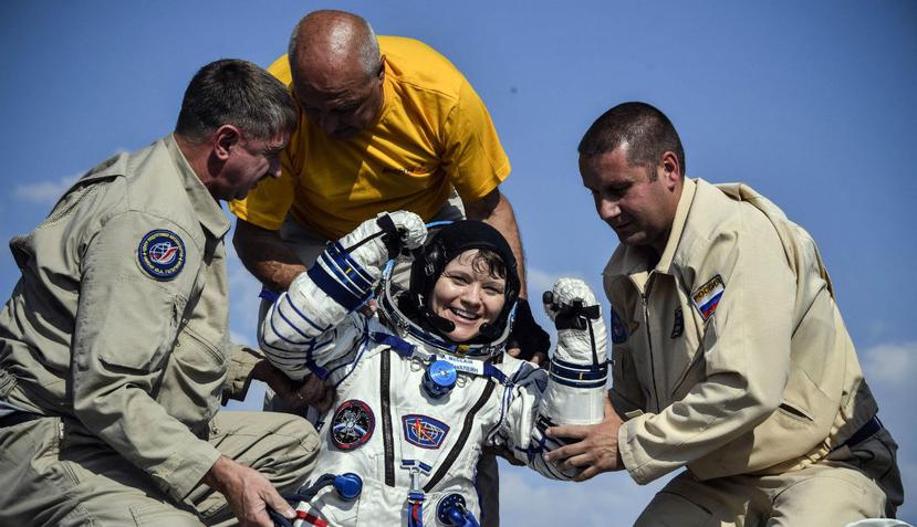 La astronauta estadounidense Anne McClain recibe ayuda para salir de la Soyuz MS-11 tras su aterrizaje (EFE).
