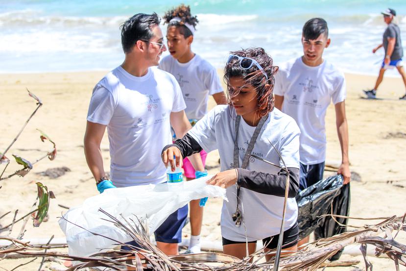 Principalmente jóvenes fueron los que acudieron al llamado de la Fundación Alma de Bahía, para ayudar en la remoción de basura de la costa en la desembocadura del río Herrera entre Río Grande y Loíza.