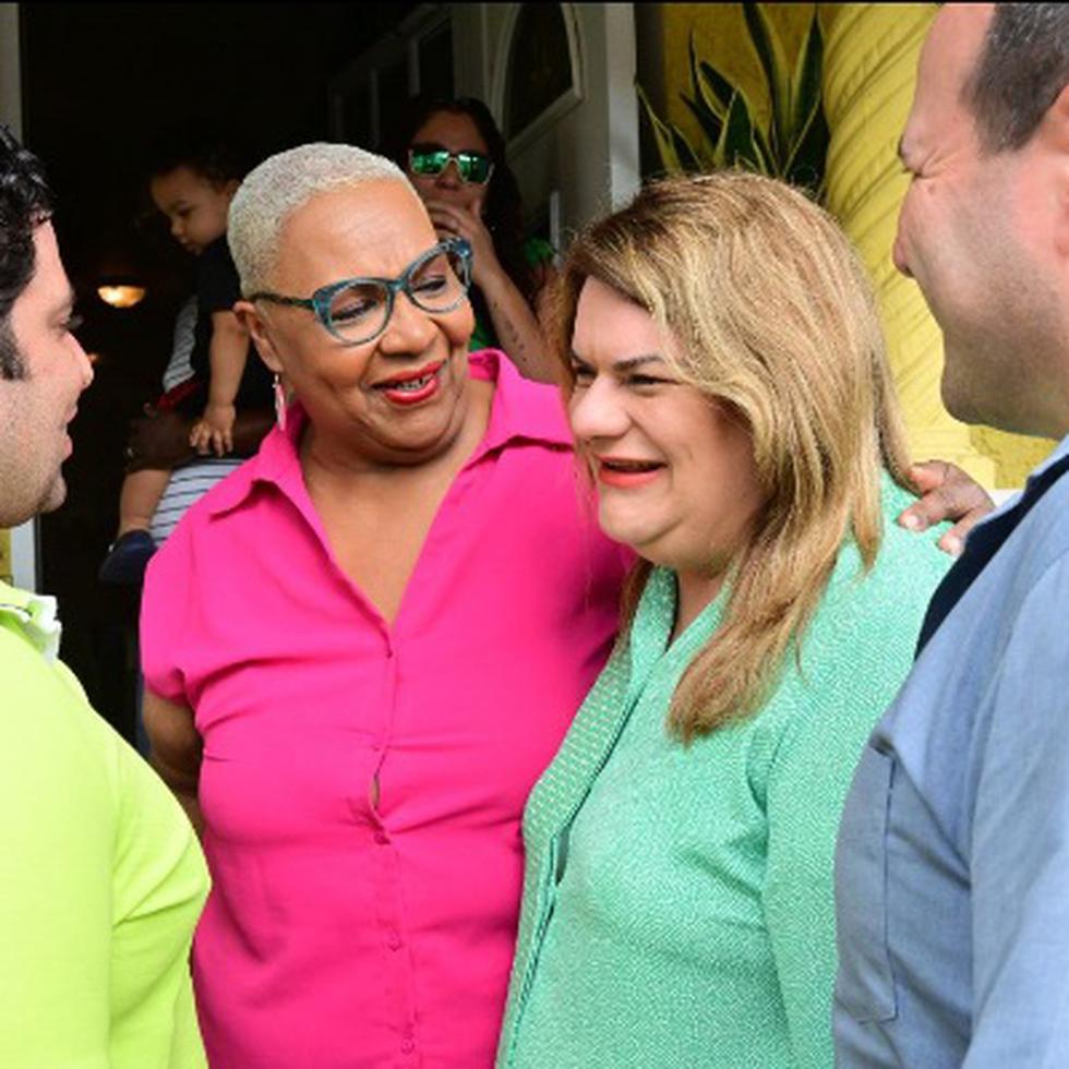 Jenniffer González y Perza Rodríguez junto al esposo de la comisionada residente, José Yovin Vargas, y el aspirante a comisionado residente Elmer Román.