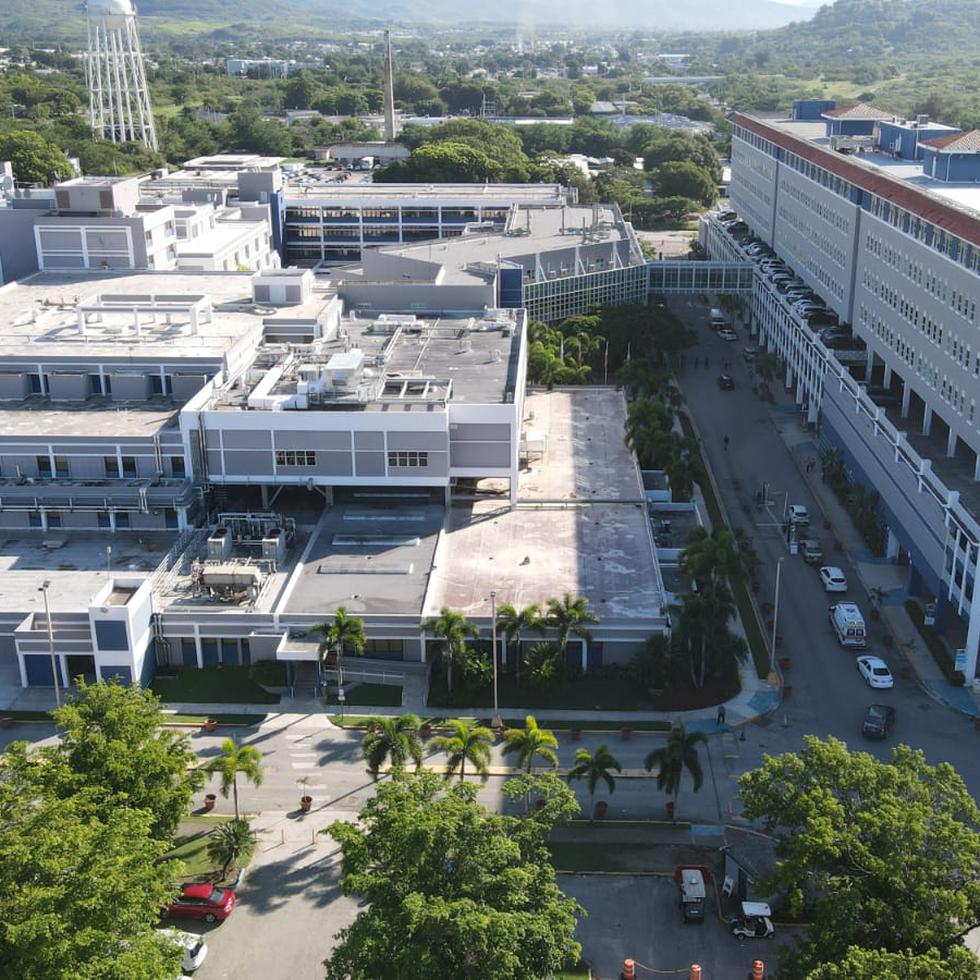 El director ejecutivo del Centro Médico Episcopal San Lucas, en Ponce, Elyonel Pontón Cruz, reconoció que el hospital ha tenido que instalar aires acondicionados portátiles en “cinco o seis” habitaciones de cuidado intensivo.