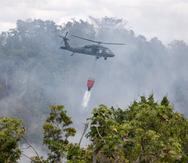 Helicóptero de la Guardia Nacional atendiendo otro incendio forestal suscitado a principios de marzo en el Bosque Nacional de Maricao.