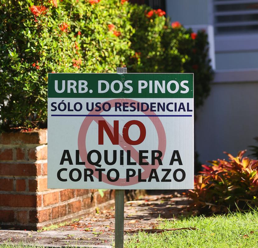 Muchos de los residentes han optado por colocar letreros en contra de los alquileres a corto plazo al frente de sus residencias.
