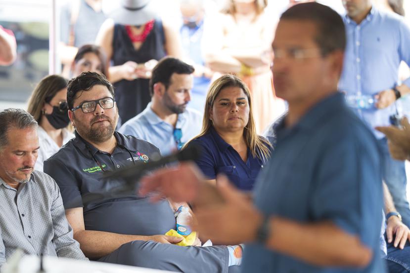 Al fondo, el secretario de Salud, Carlos Mallado, quien escucha al gobernador Pedro Pierluisi en una actividad en Vieques.