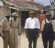 Foto de los años 50 de los Archivos Nacionales que muestra a varios individuos que participaron en un estudio médico en el que se les negó tratamiento a numerosos sifilíticos de raza negra.
